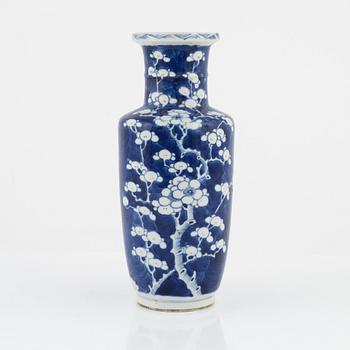 A blue and white vase, Qing dynasty, China, late 19th century.