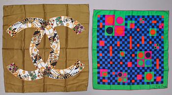 SCARVES, 2 st, Chanel samt Pierre Cardin, siden.