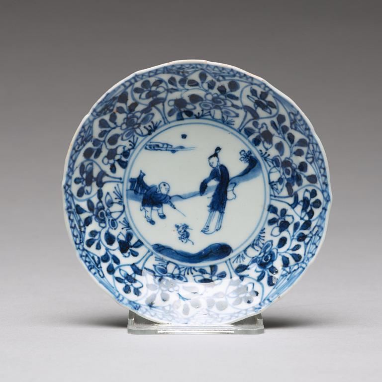 KOPPAR med FAT, fyra stycken, porslin. Qingdynastin, Kangxi (1662-1722).