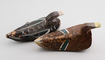 VETTAR, 2 st, målat trä, 1800-/1900-tal.