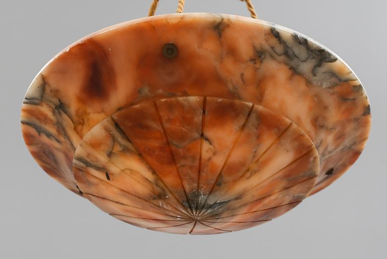 TAKAMPEL, alabaster, 1900-talets första hälft. Höjd 60 cm.