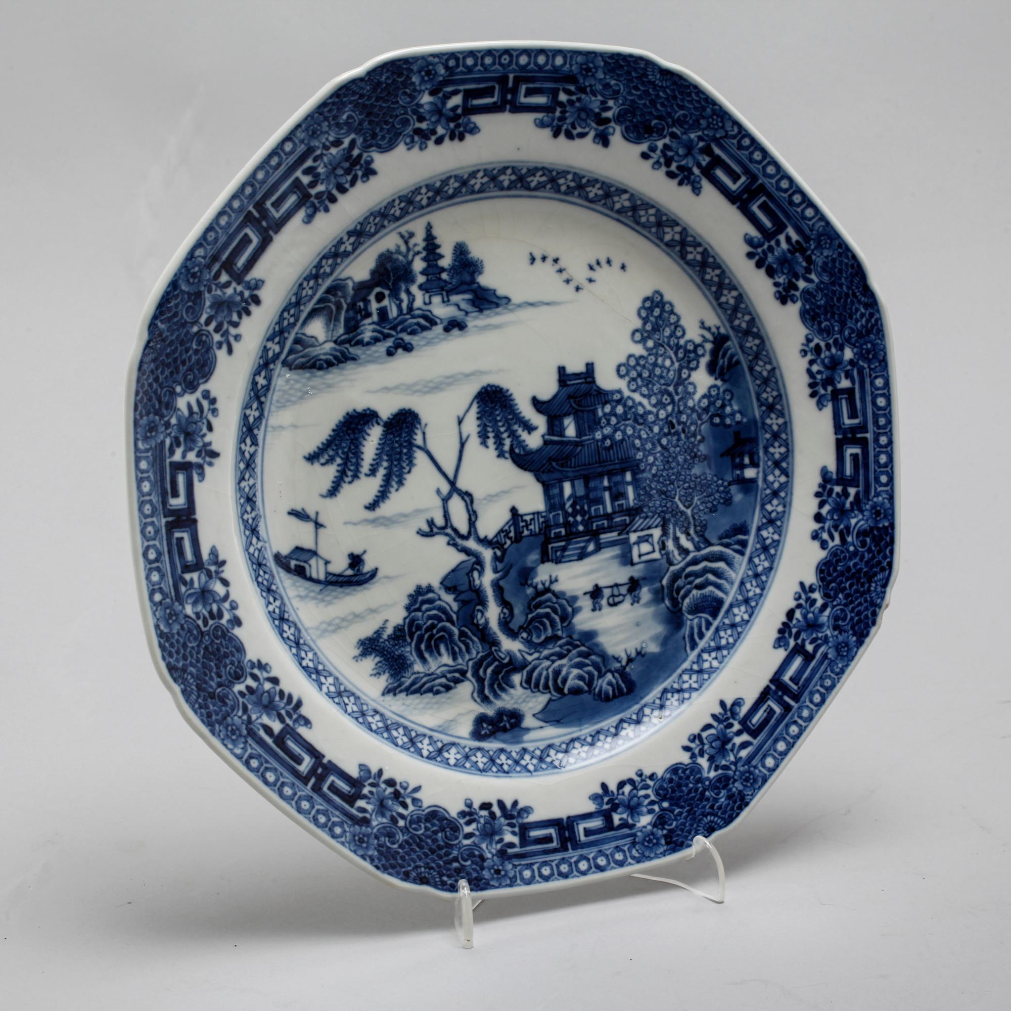 A chinese blue and white serving dish and two plates, 18th century and from the around year 1800.