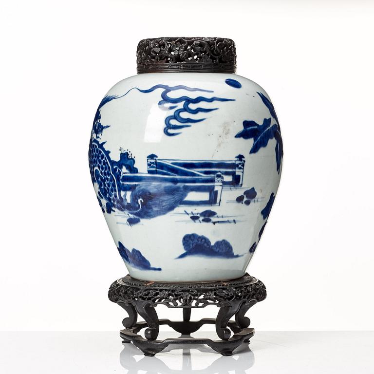 A blue and white Transitional jar, Qing dyansty, 17th Century.