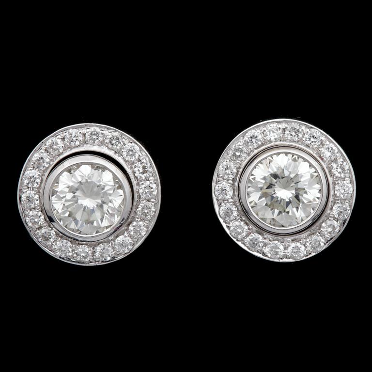 A pair of brilliant cut diamond earrstuds, tot. 1.28 cts (0.50 cts each + tot. 0.28 cts).