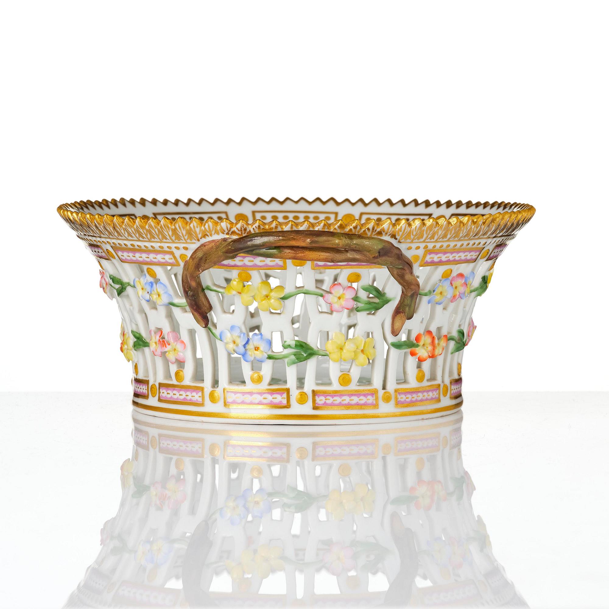 Gallerkorg med fat, porslin. 'Flora Danica', Royal Copenhagen, Denmark, 1900-tal.