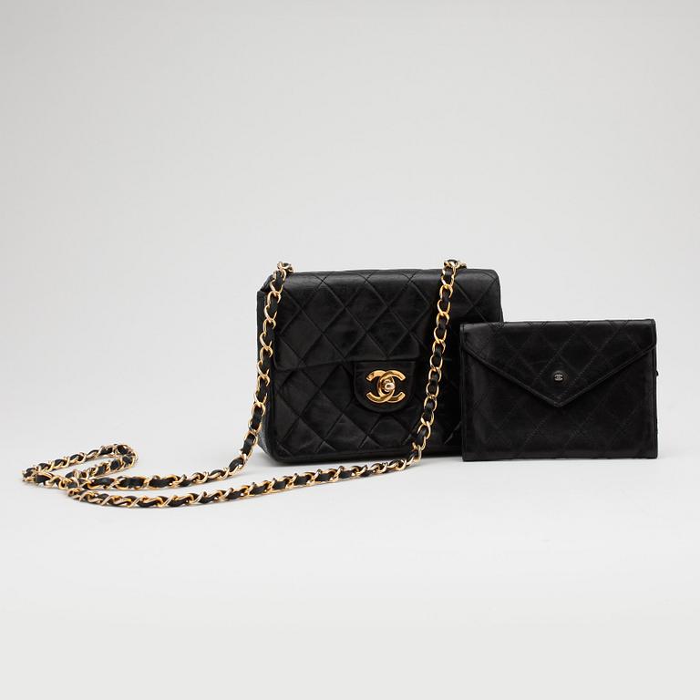 CHANEL, handväska "Mini flap" samt plånbok.