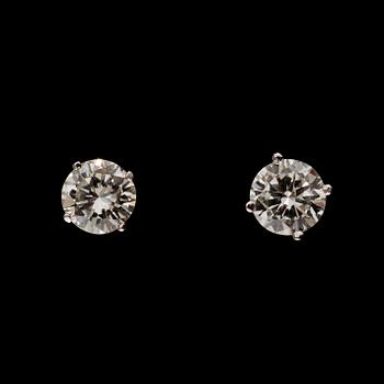 31. ÖRHÄNGEN med briljantslipade diamanter totalt 0.70 ct. Kvalitet ca G-H/VS.