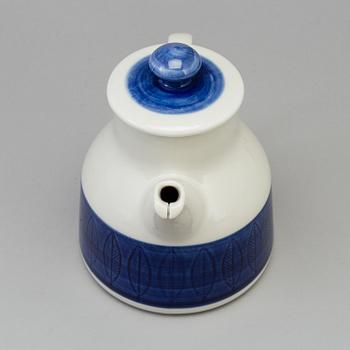 HERTHA BENGTSSON, servisdelar, 24 delar porslin, "Koka blå", Rörstrand, i produktion 1956-1988.