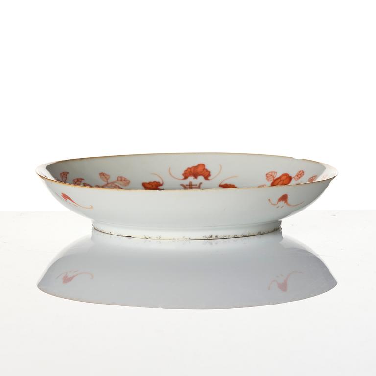 A Chinese porcelain dish and a spoon, late Qing dynasty / around 1900.