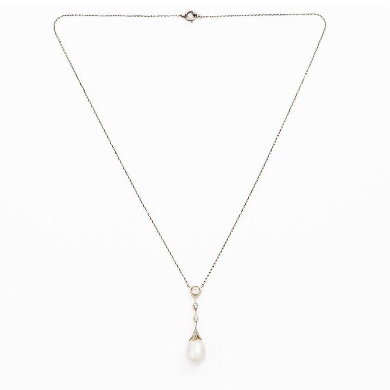 Collier 18K guld och silver med en pärla samt gammalslipade diamanter.