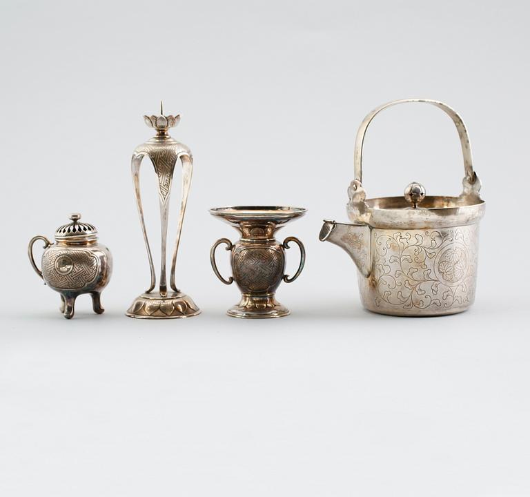 TEKANNA, LJUSSTAKE, VAS SAMT RÖKELSEKAR, sannolikt nysilver, Kina, 1900-tal. Vikt ca 1360 gram.