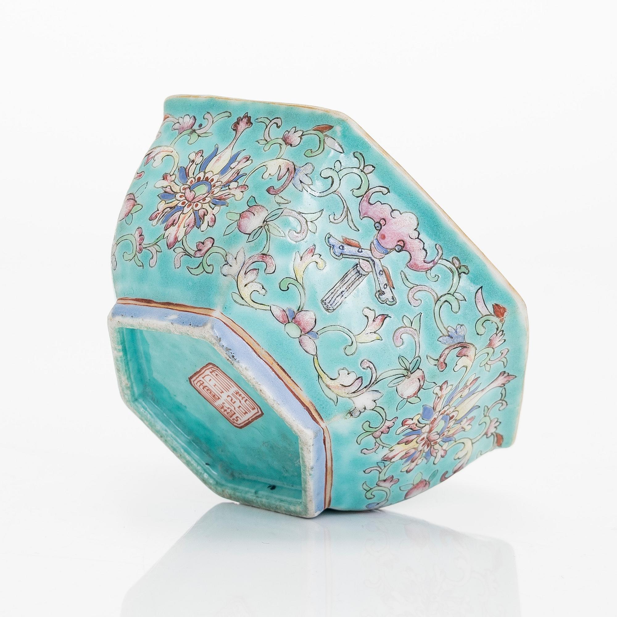 Plates, 2 pcs, bowls, 2 pcs, and a hexagonal bowl in Famille Rose, China, 19th- and 20th century.