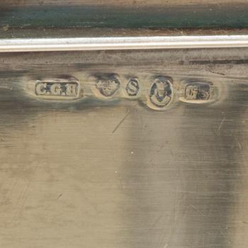 CIGARETTETUI, silver, C.G Hallberg, Stockholm, 1933. Vikt tot ca 442g.
