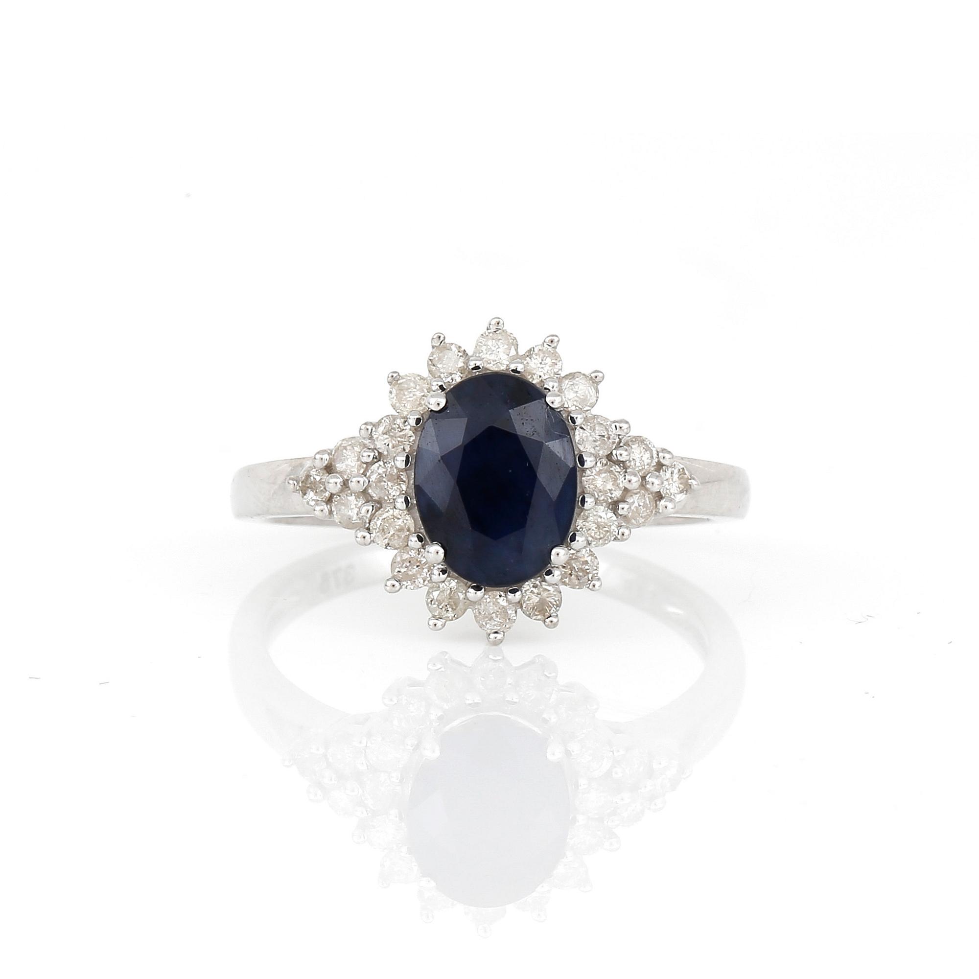 RING, 9K vitguld med ovalslipad safir, ca 1,38 ct samt små diamanter, tot ca 0,44 ct. Total vikt ca 3,19 g.