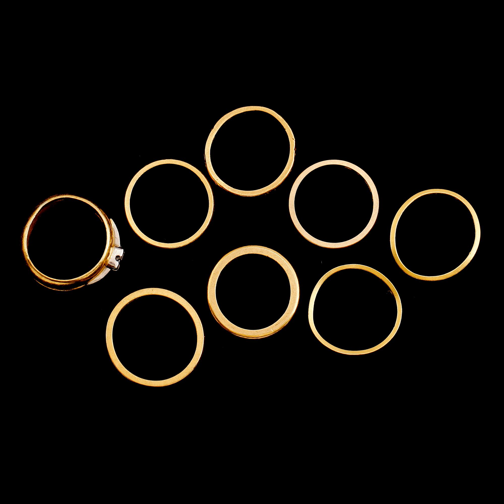 RINGAR, 8 st, 23 k guld, varav en 20 k guld. Vikt ca 39 gram.