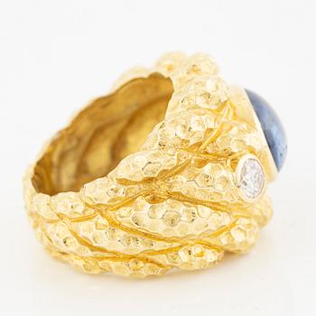 Ring 18K guld med cabochonslipad safir och två briljantslipade diamanter. Medföljande report The gem & pearl laboratory.