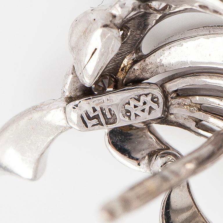 Örhängen, 18K vitguld med briljant- och åttkantslipade diamanter.