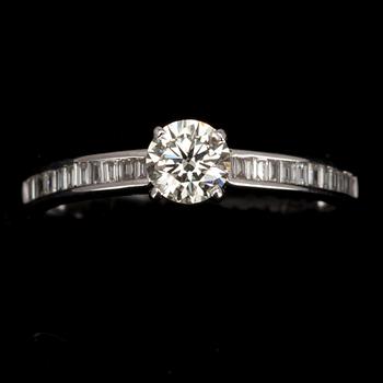 RING, 18K vitguld och diamanter. Europa 2000-tal. Vikt ca 2,5 g.