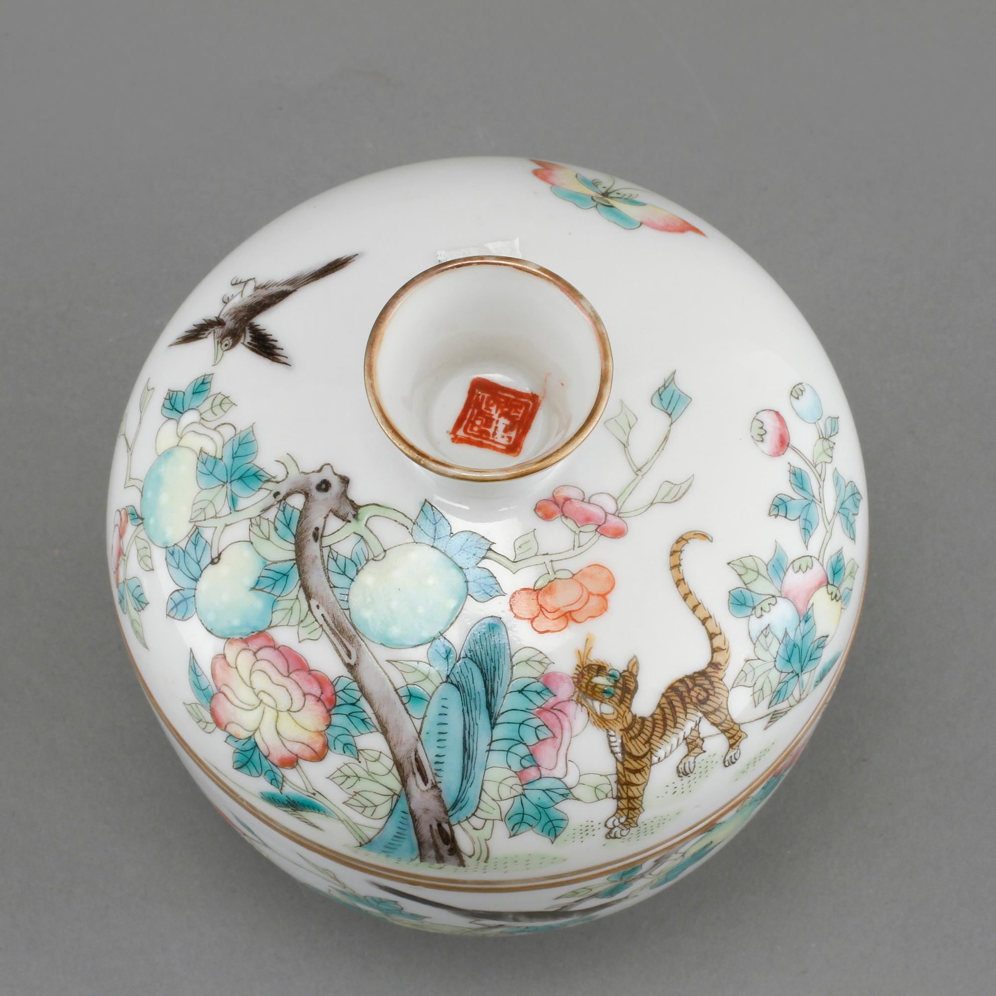 SKÅLAR,ett par, samt BURK MED LOCK, porslin, Kina, 1900-tal.