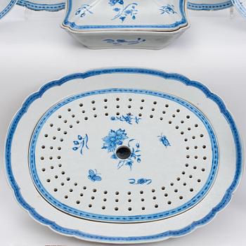Servis, 53 delar, kompaniporslin. Qingdynastin, Qianlong (1736-95).