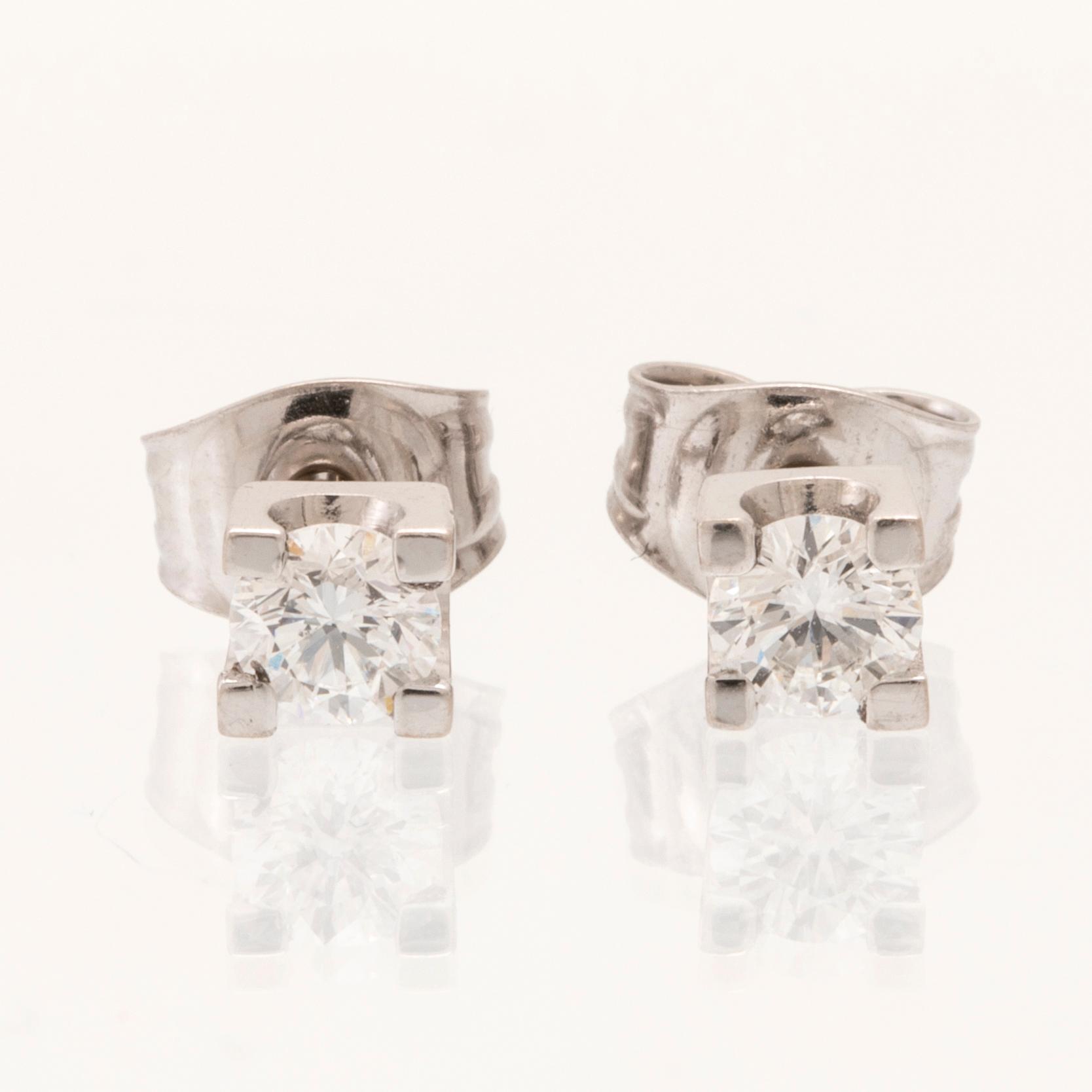 Örhängen ett par 18K vitguld med runda briljantslipade diamanter.