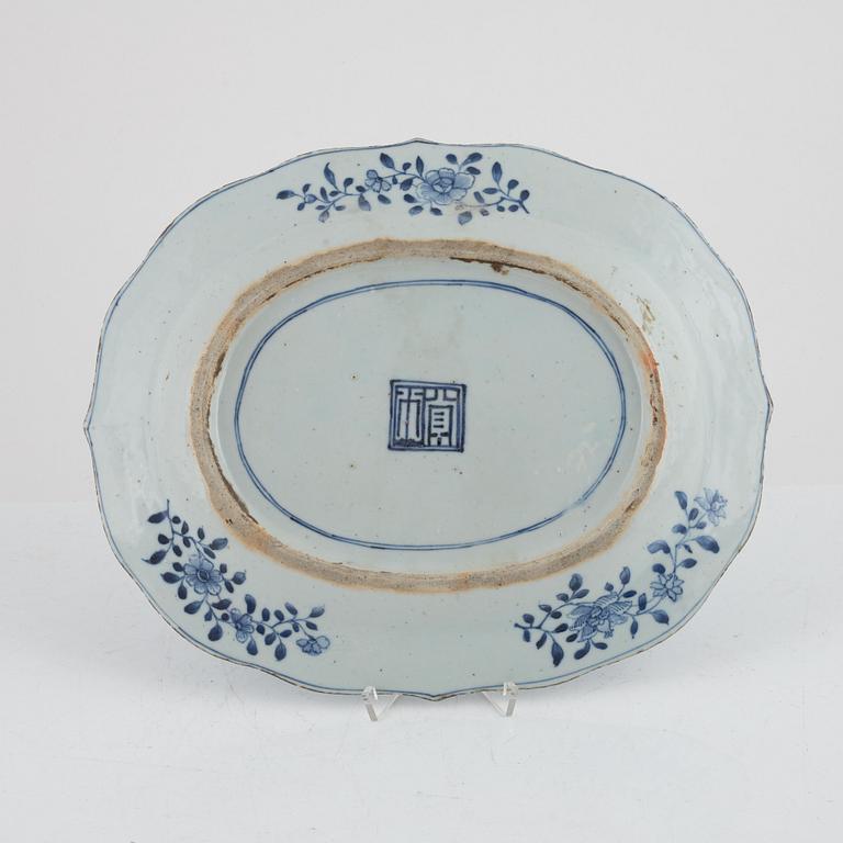 Stekfat, porslin, Kina, Qianlong (1736-95).