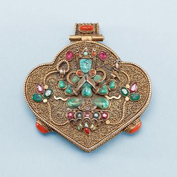 1564. HÄNGE/AMULETT, filigranarbete med inläggningar av olika stenar. Tibet, sent 1800-tal.