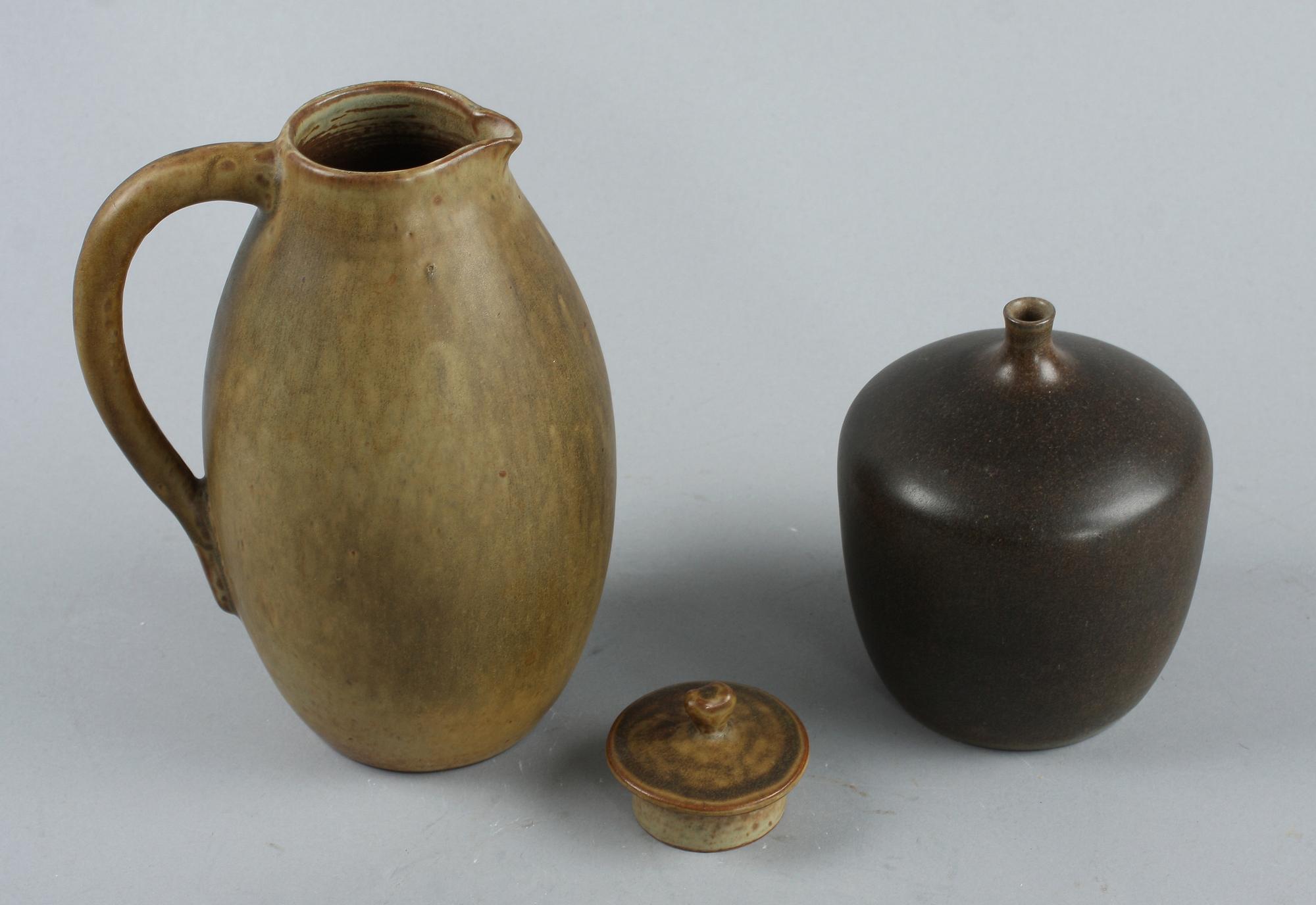 KANNA MED LOCK SAMT VAS, stengods, Åke Holm.