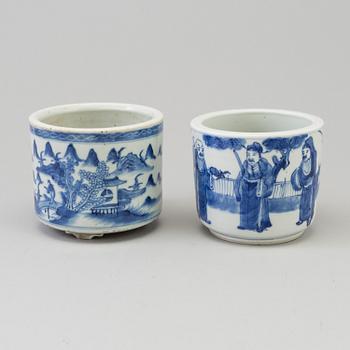 Two blue and white porcelain pots, Qing dynasty, late 19th century.