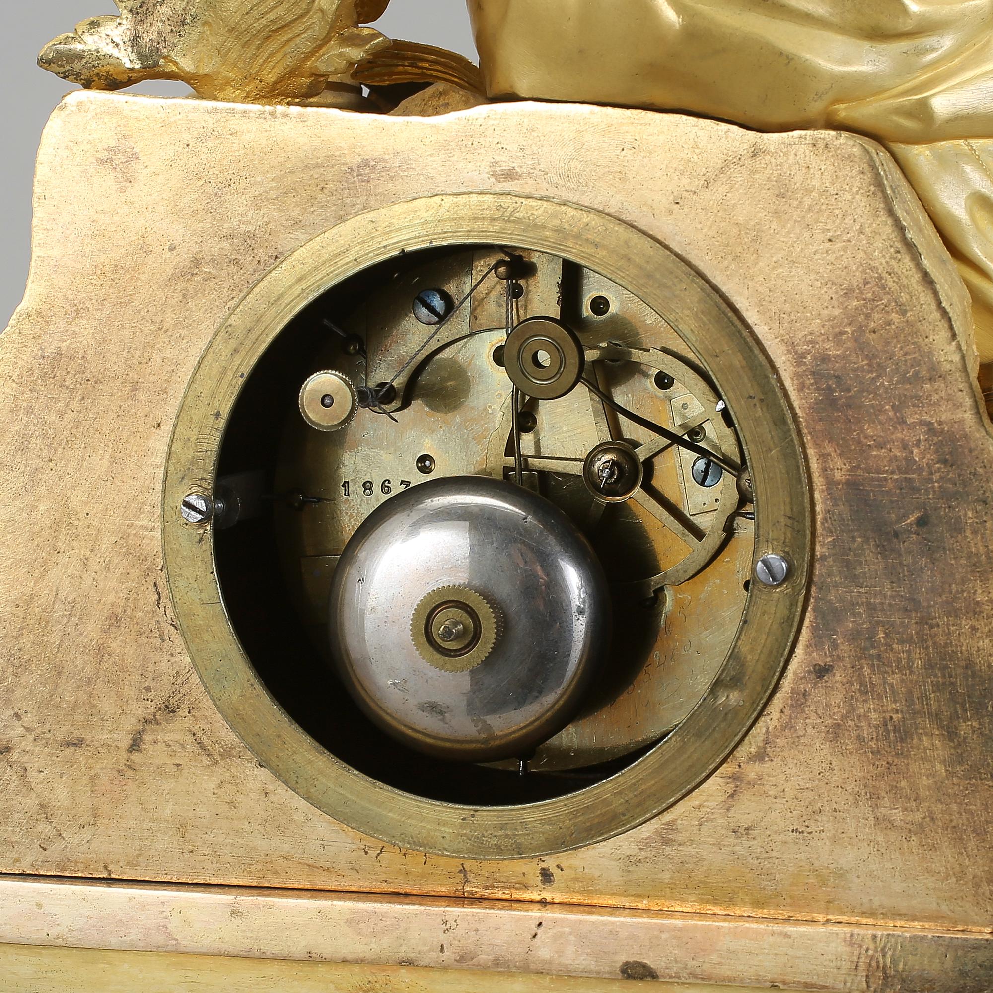 BORDSPENDYL, med pendel, nyrokoko, omkring 1800-talets mitt.