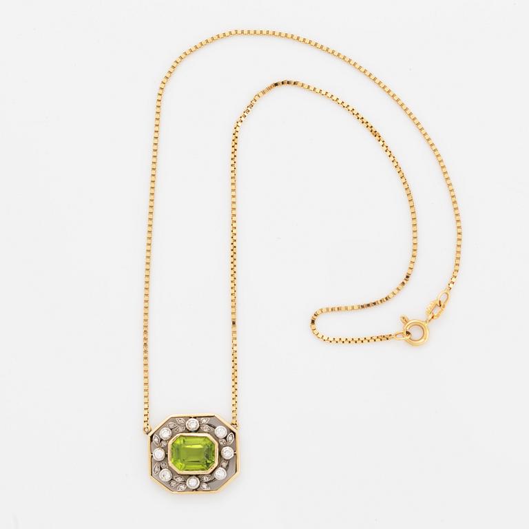 An 18K gold necklace set with a faceted peridot.