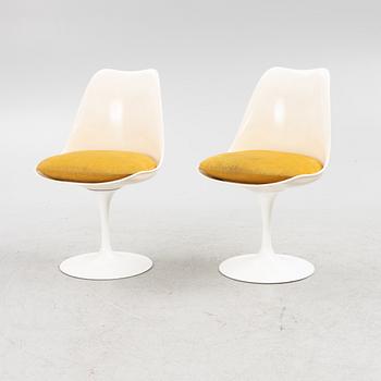 Eero Saarinen, a "Tulip" dining table with four chairs, 1970's.