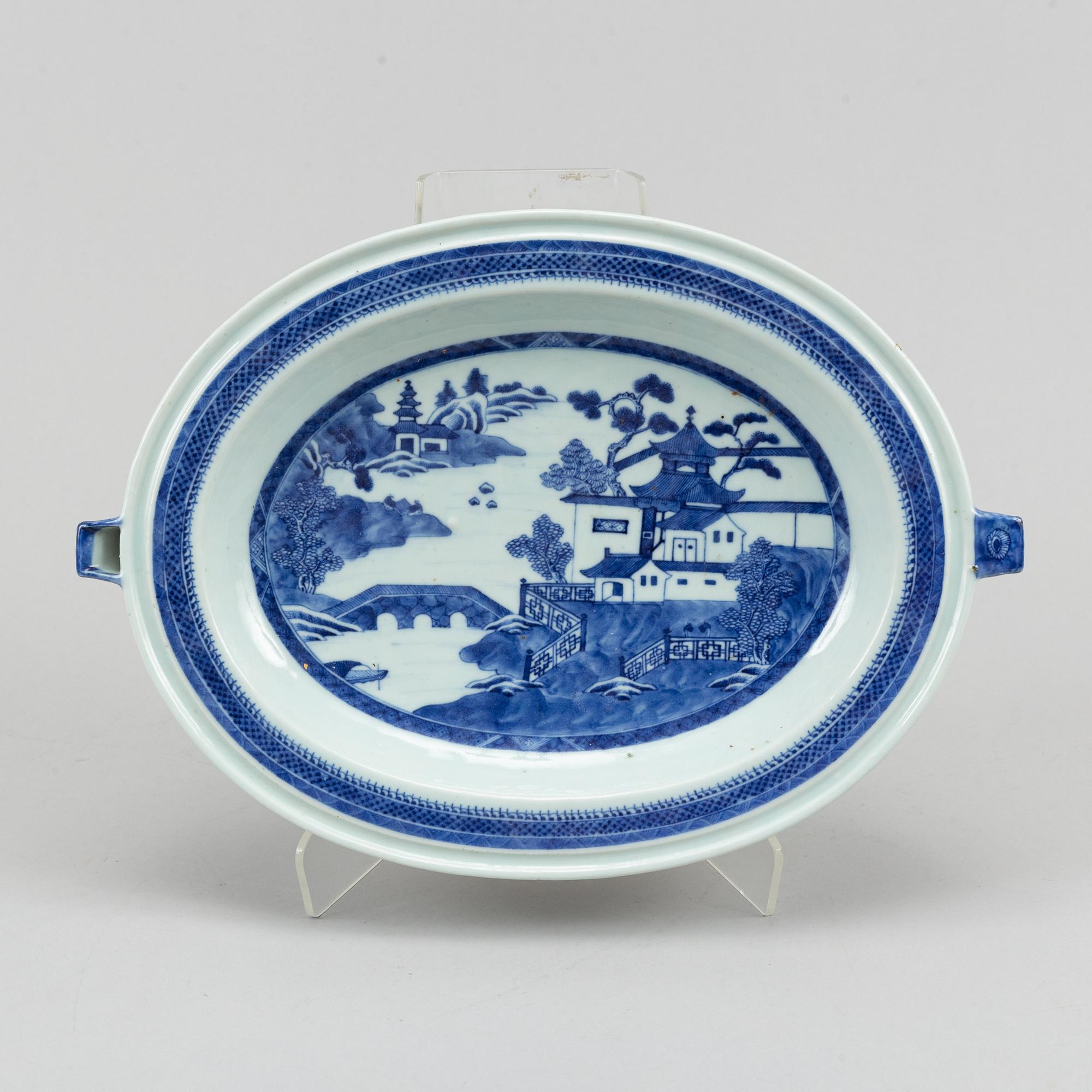 A blue and white hot water dish, Qing dynasty, 19th century.