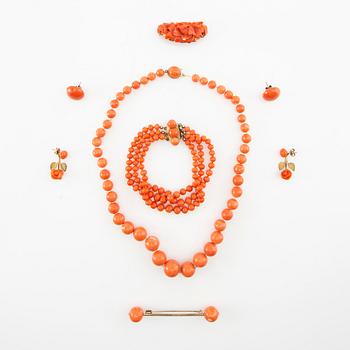 Jewellery made of coral, one item by K. Uyeda, Japan/China, first half of the 20th century.