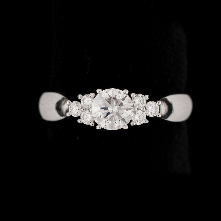 RING, 18k vitguld med briljantslipade diamanter ca0,57ct + tot ca0,18ct. Vikt 3,7g.