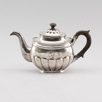 TEKANNA, silver, Ryssland 1823. Vikt ca 366 g.
