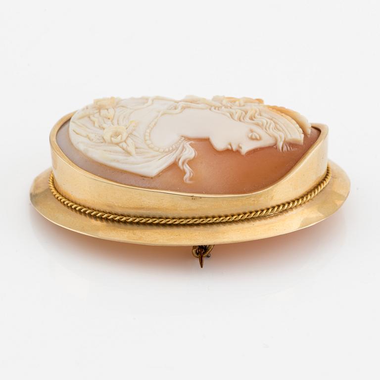 Brooch in 18K gold with shell cameo.