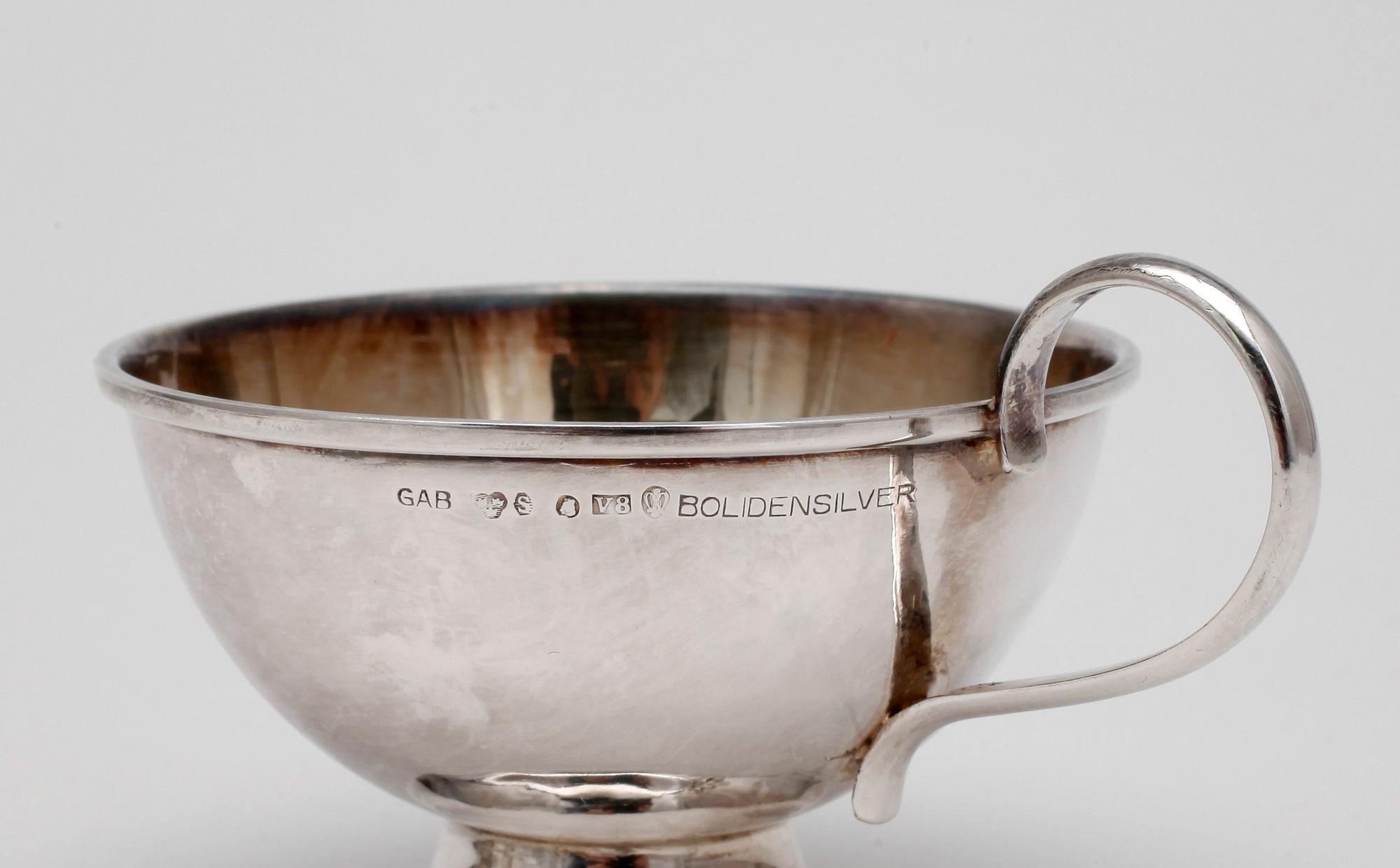 PUNCHMUGGAR, 6  st samt FAT, silver, bla CG Hallberg, Stockholm 1946. Total vikt 387 gr.