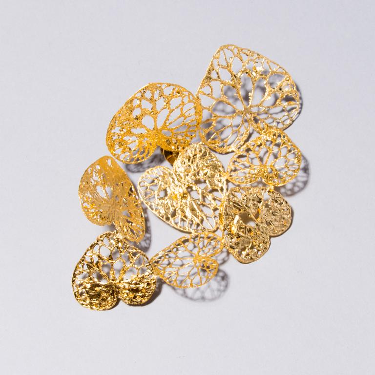 A MARIA JAUHIAINEN BROOCH, "cloud of Hearts", steel, 24K gold leaf, 2018.