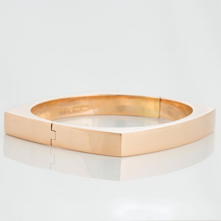 A Gaudy bangle in 18K gold.