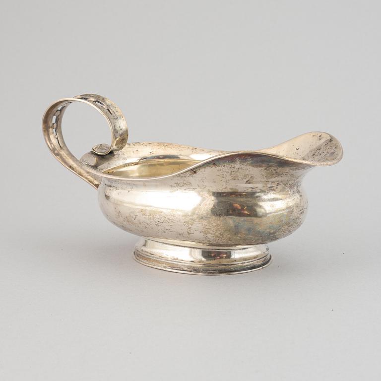 A silver sauce bowl by G H Markenius, Stockholm, 1937.