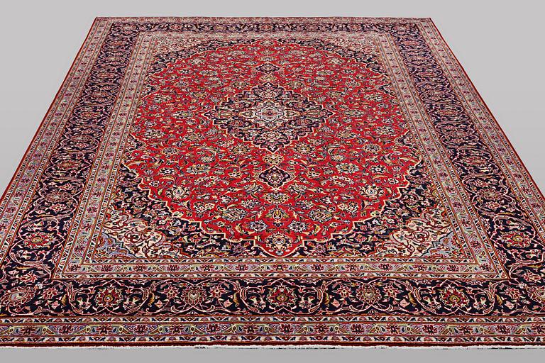 A carpet, Kashan, ca 397 x 295 cm.