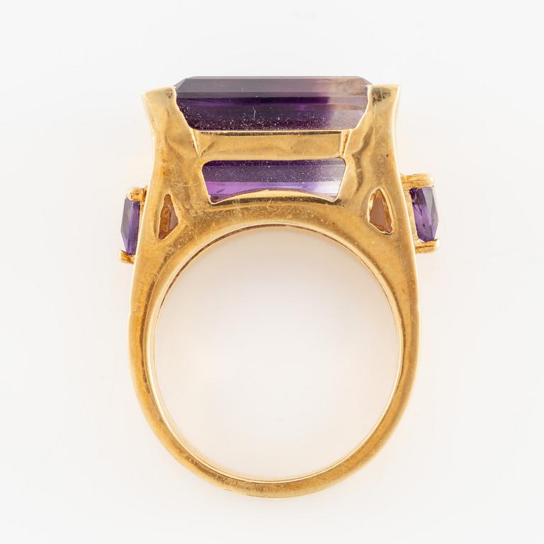 Ring, 18K guld med ametister.