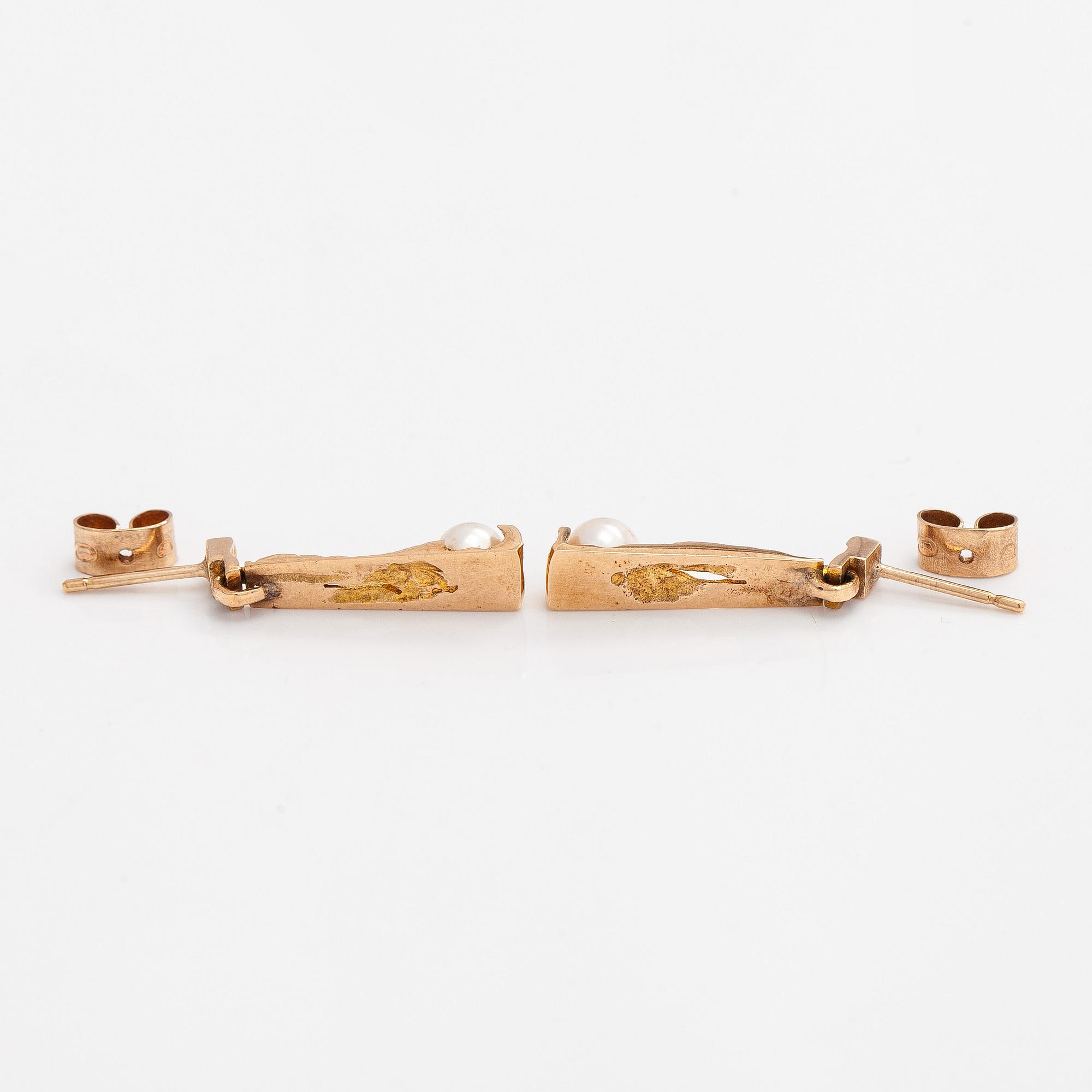 Björn Weckström, örhängen, "Pärltorn", 14K guld och odlade pärlor. Lapponia 1968.