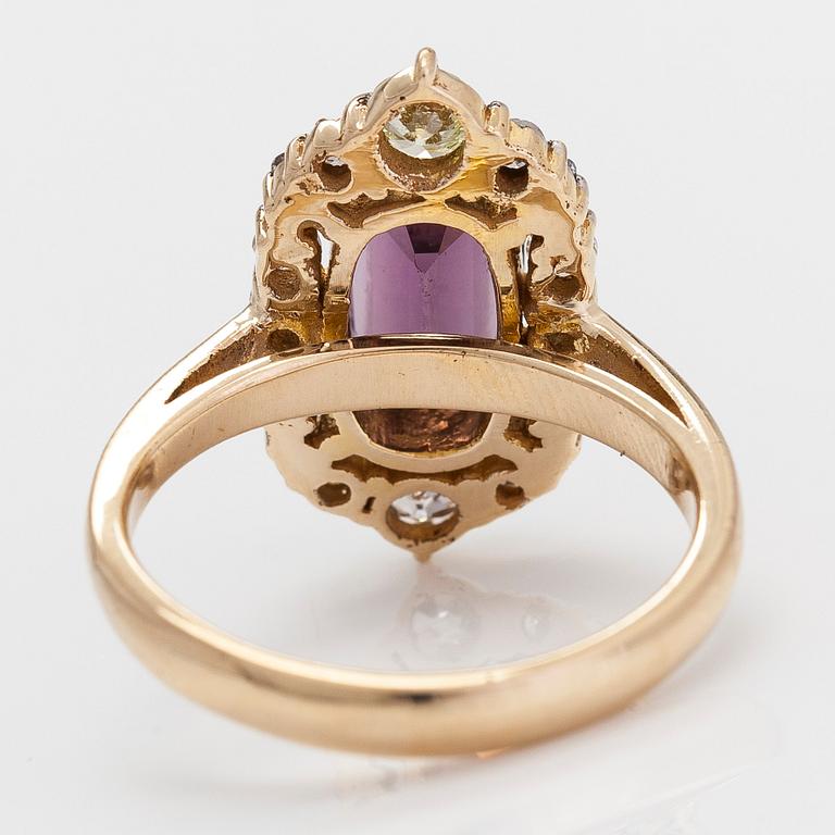 Ring, 14K guld med en obehandlad spinell ca 2.85 ct och diamanter totalt ca 0.83 ct.