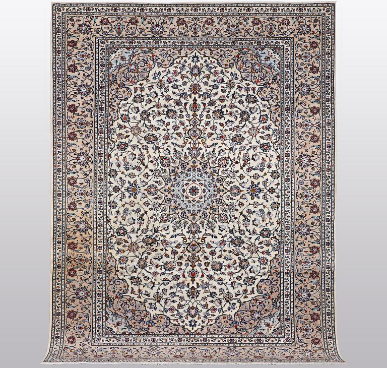 A carpet, Kashan, ca 344 x 245 cm.