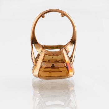 RING, 14K guld med fasettslipad citrin ca 37 ct. Vikt 13,6 gram.