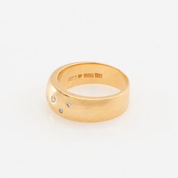 Ring 18K gold with round brilliant and single-cut diamonds.