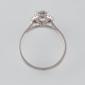 RING, 18K vitguld med briljantslipad diamant 1.09 ct samt mindre diamanter 0.12 ct. Vikt 3,4 gram.
