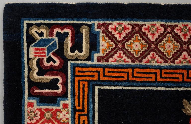 Matta, semiantik Baotou figural, ca 137,5  x 208 cm.